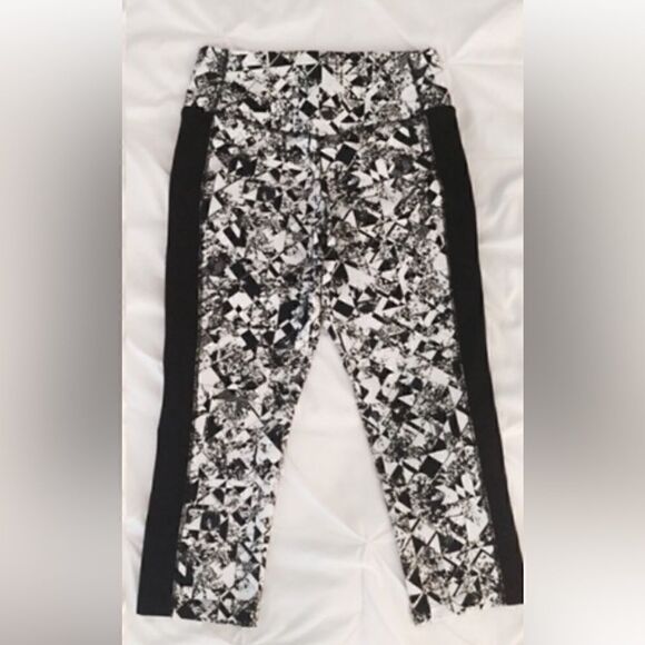 Women’s NIKE dri-fit Capri workout pants size medium workout - Picture 2 of 5